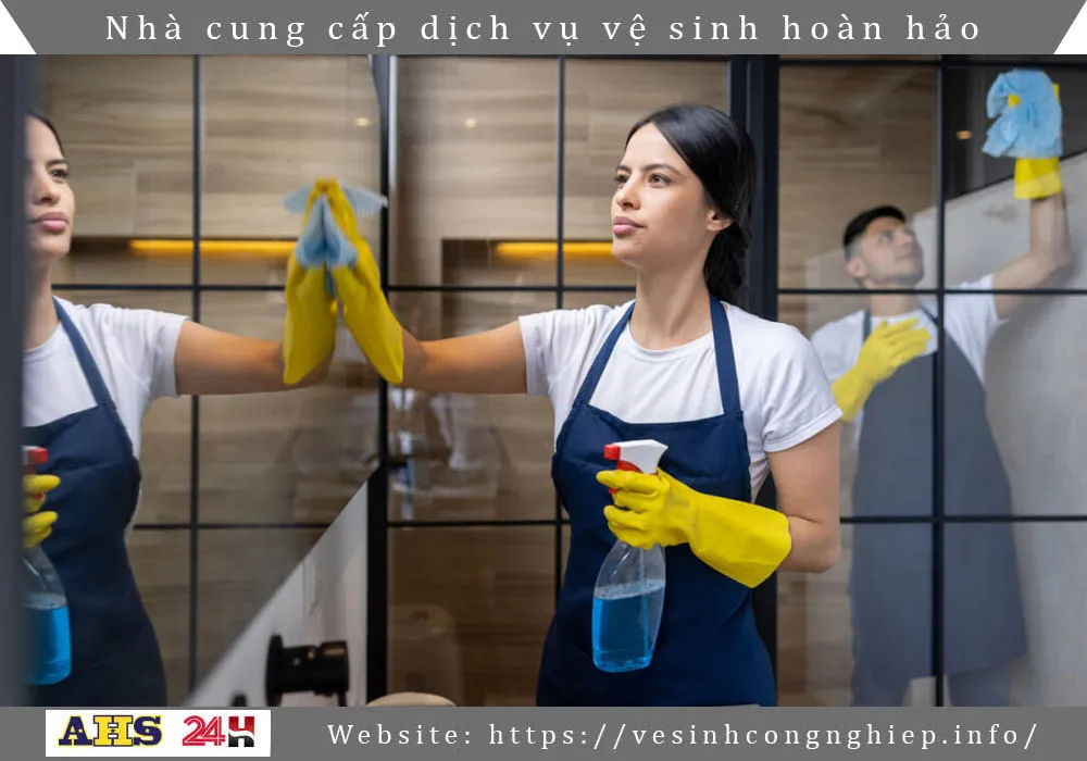Cung cấp tạp vụ văn phòng 3 Nhân viên tạp vụ lau kính