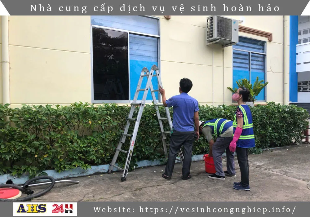 Đội vệ sinh kính định kỳ