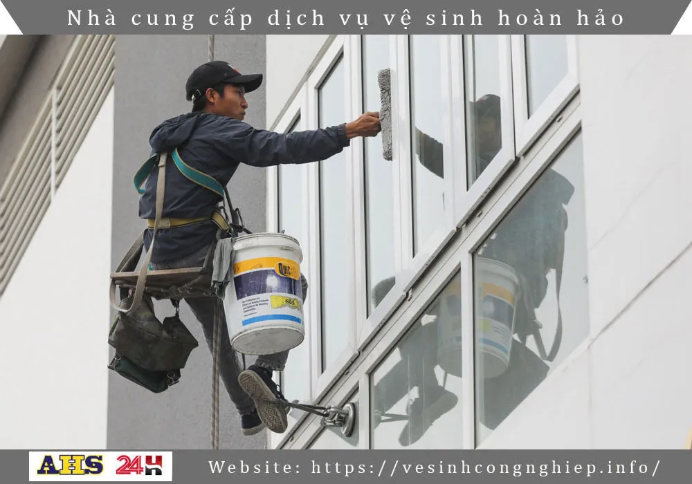 Đu dây lau kính toà nhà