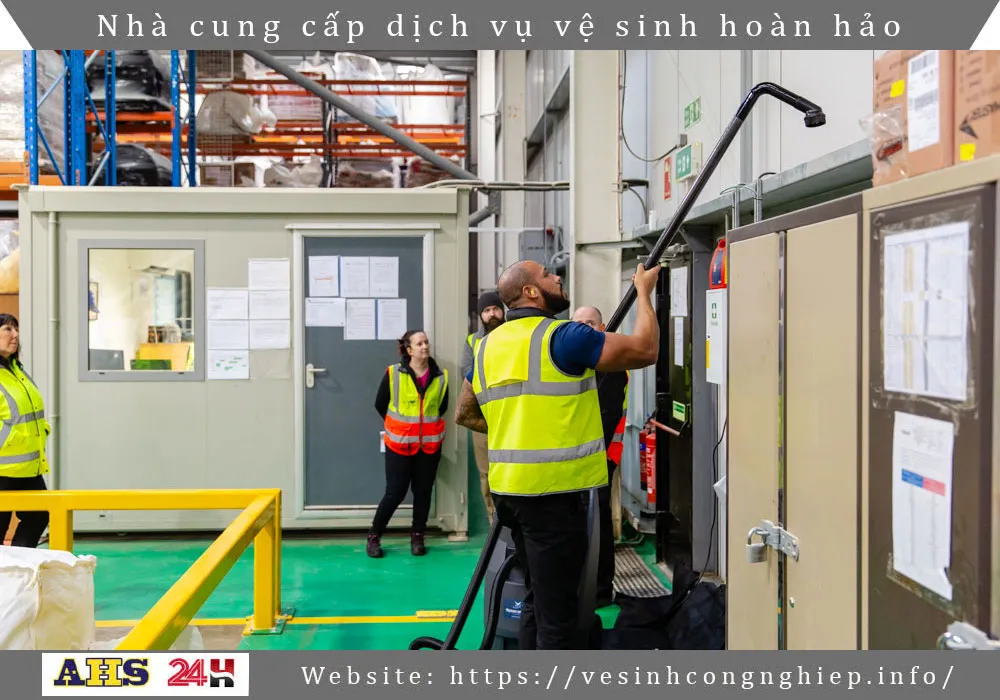 Đội dịch vụ vệ sinh bên ngoài