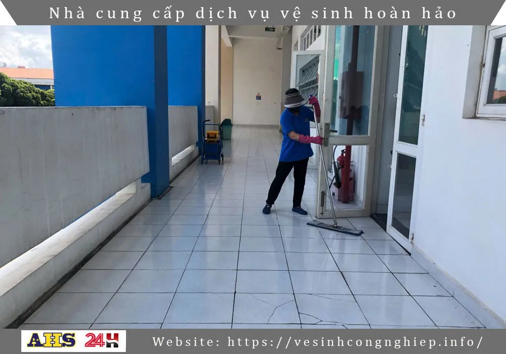 Nhân viên lau sàn nhà