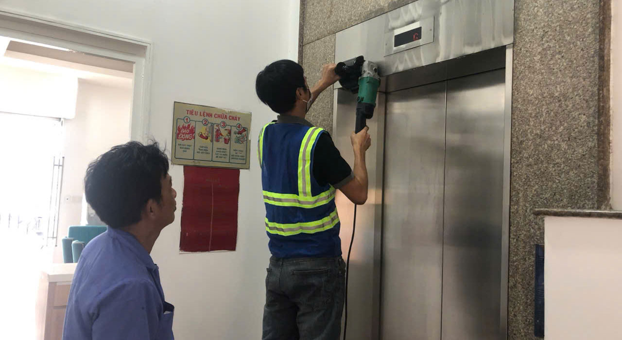 Trang chủ 4 đánh bóng thang máy