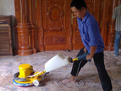 Nhân viên đánh bóng sàn đá