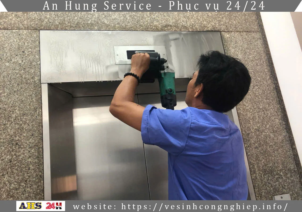Đánh bóng inox thang máy