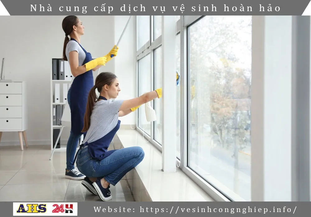 Dịch vụ tổng vệ sinh 10 Vệ sinh kính cho toà nhà