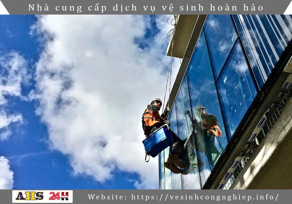 Vệ sinh kính toà nhà 2 vệ sinh kính toà nhà