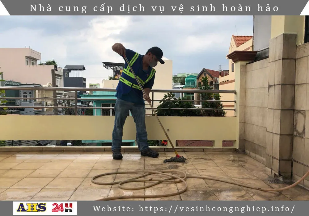 Dịch vụ tổng vệ sinh 3 Bôi hoá chất để xử lý vết bẩn, vết ố