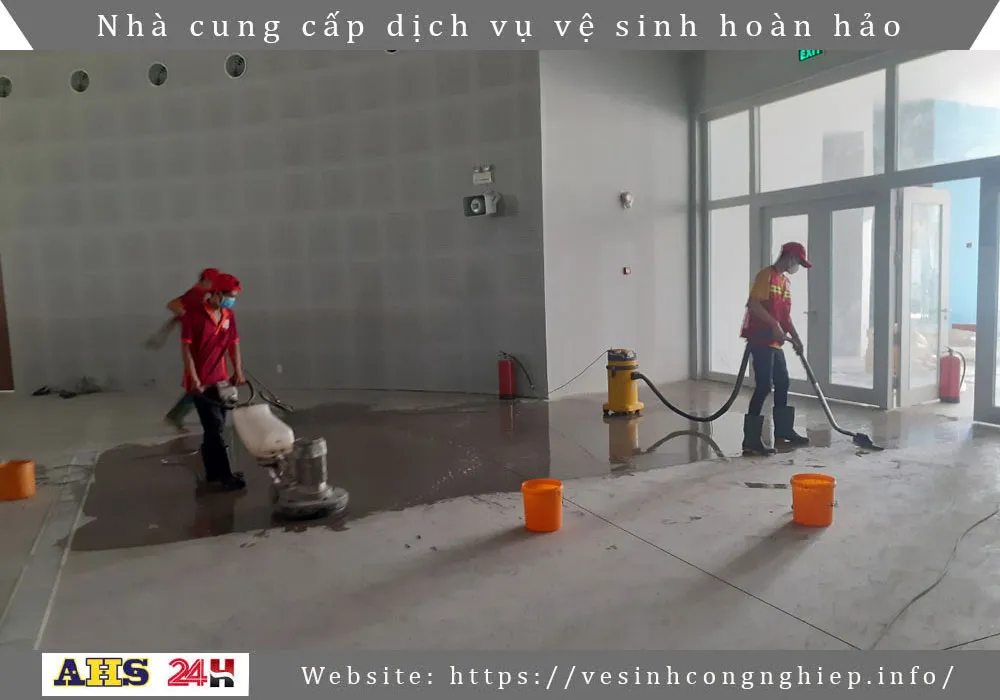 Vệ sinh công trình sau xây dựng 7 Chà sạch bụi bẩn trên sàn nhà