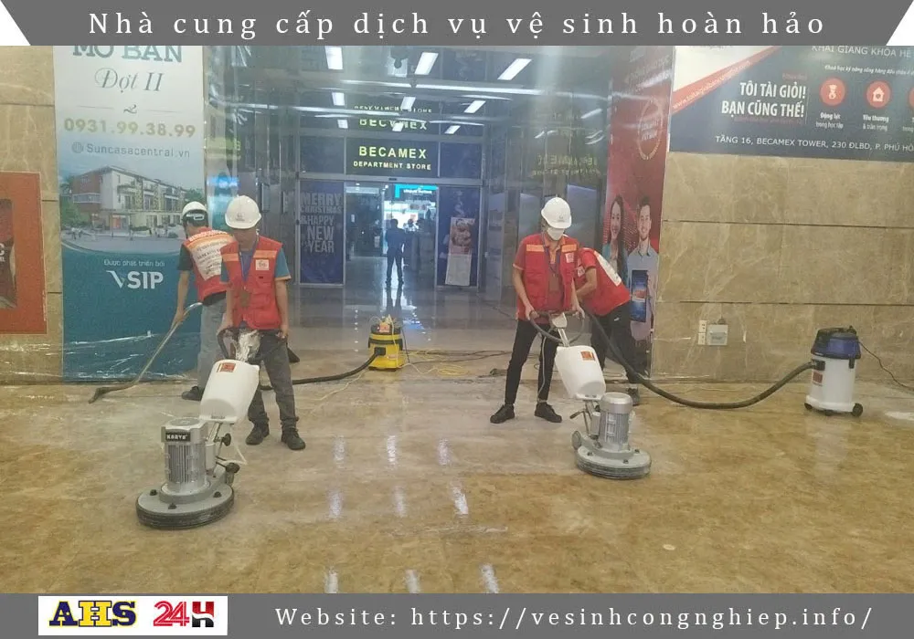 Đội ngũ nhân viên đánh bóng đá
