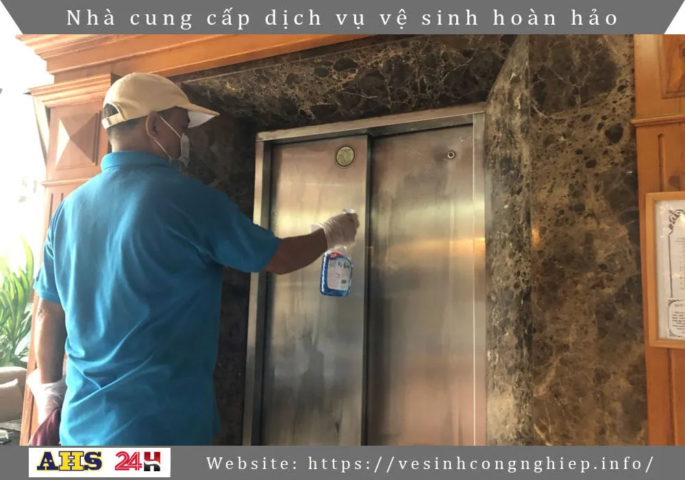 Top 5 dịch vụ đánh bóng thang máy uy tín và chuyên nghiệp tại TP.HCM 3 Vệ sinh và tẩy rửa vết ố trên inox thang máy