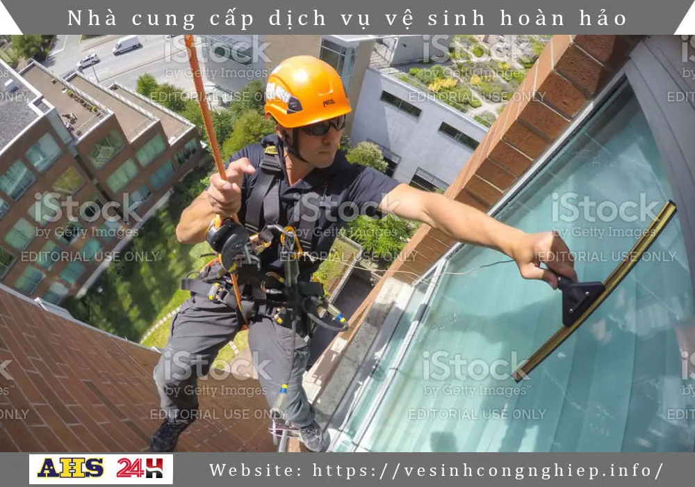 Vệ sinh kính toà nhà 7 vệ sinh kính toà nhà