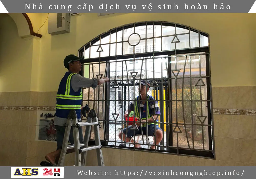 Dịch vụ tổng vệ sinh 2 Vệ sinh kính nhà vừa sửa chữa xong