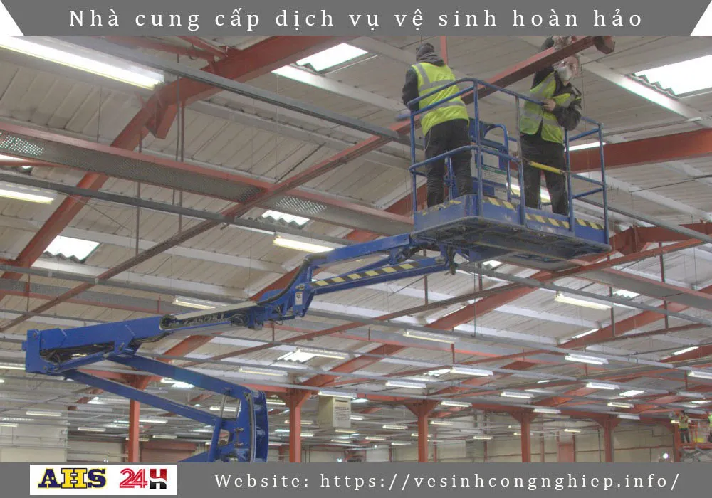 Vệ sinh mặt trong của mái tôn