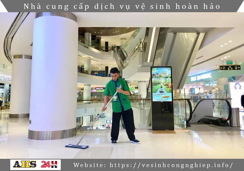 Nhân viên lau sàn khu vực sảnh