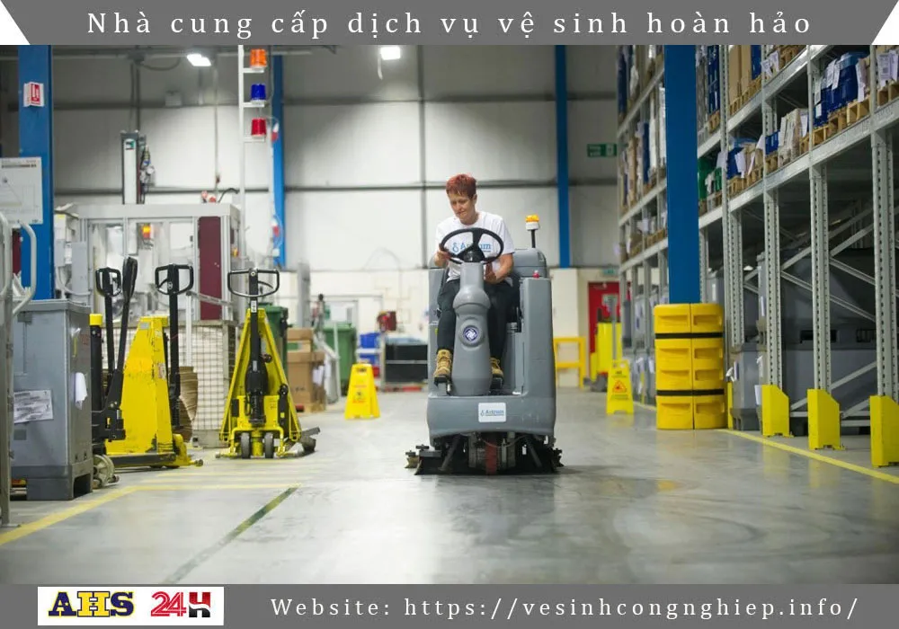 Dịch vụ vệ sinh nhà xưởng 2 Sử dụng máy chà sàn ngồi lái
