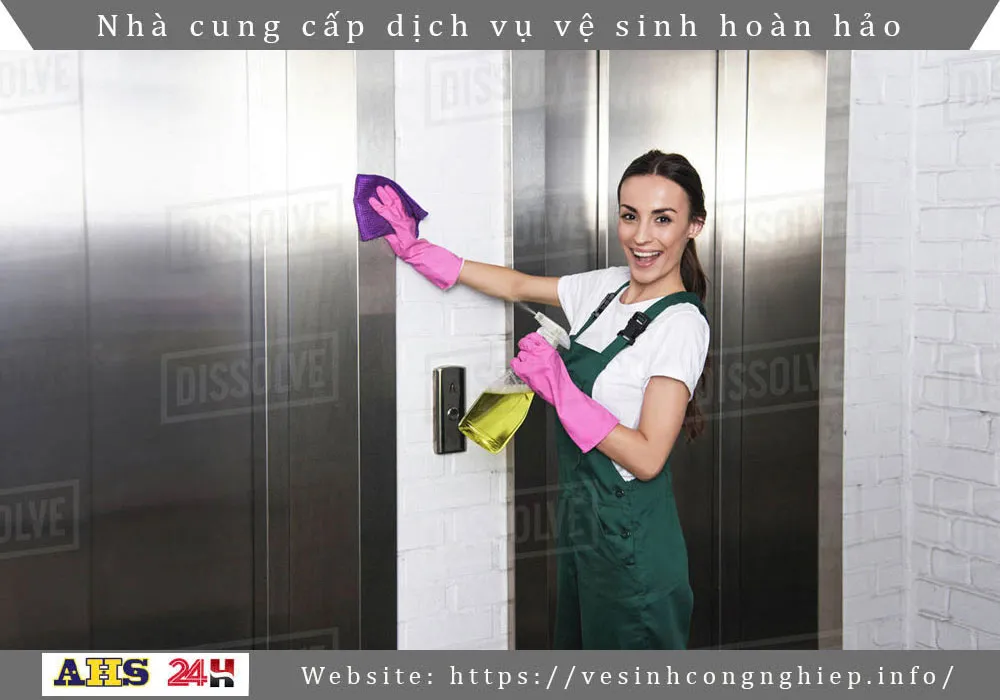 Vệ sinh cửa bên ngoài thang máy