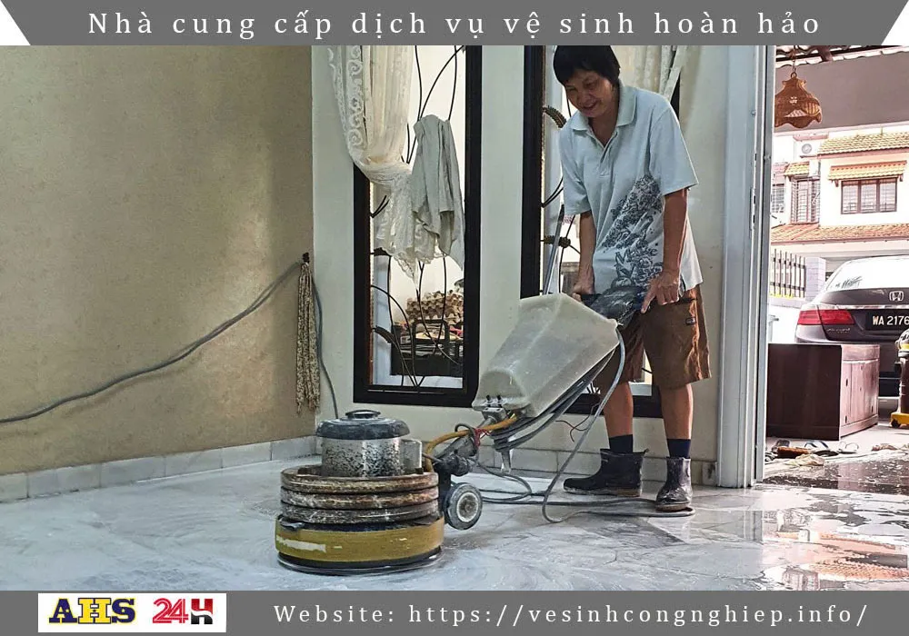 Nữ nhân viên kỹ thuật mài sàn