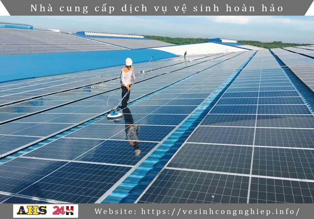 Ve sinh pin nang luong mat troi