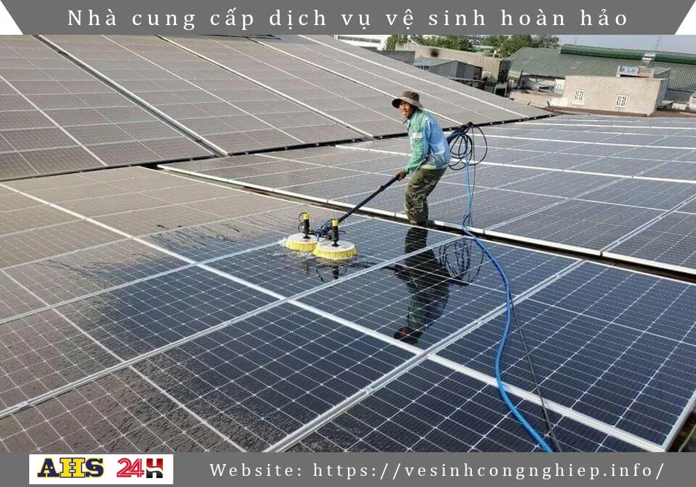 Ve sinh pin nang luong mat troi