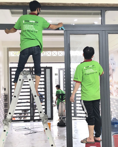 vệ sinh kính cho công trình