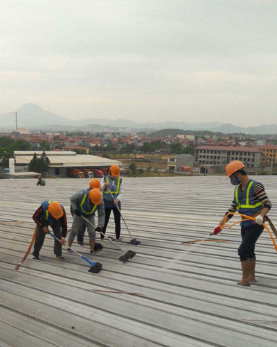 Vệ sinh bề mặt mái tôn