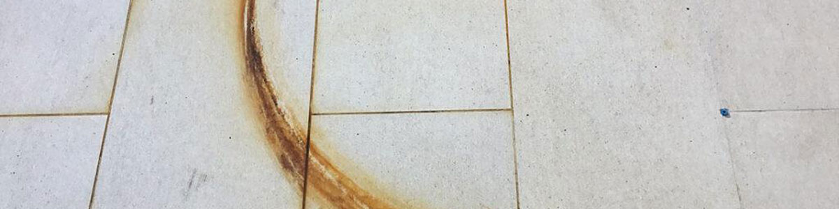 Vết ố trên sàn nhà