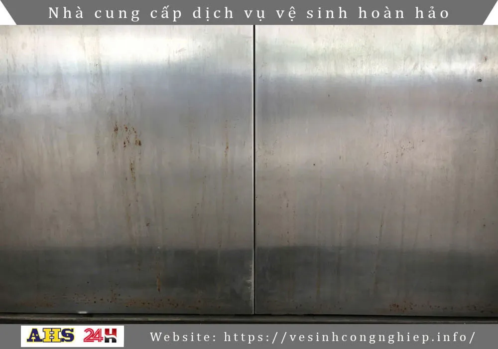 Bí mật cách đánh bóng thang máy inox sáng như gương soi 4 Thang máy bị rỉ sét