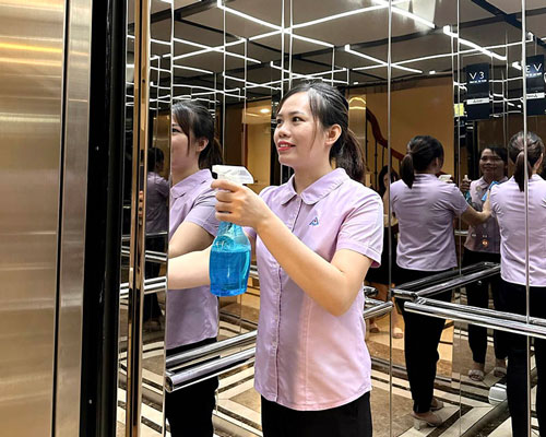 Nhân viên vệ sinh thang máy