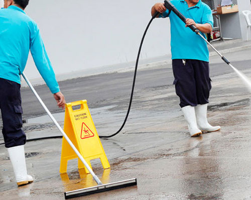 Xịt nước rửa sân