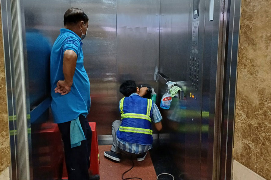 Đánh bóng thang máy inox 6 đánh bóng bên trong Cabin thang máy