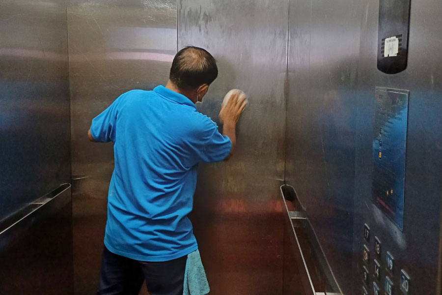 Đánh bóng thang máy inox 7 Vệ sinh lại cabin sau khi đã đánh bóng