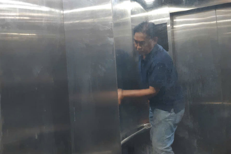 Đánh bóng thang máy inox 5 đánh bóng inox gương
