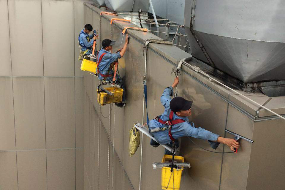 Công ty vệ sinh công nghiệp AHS 24H 4 vệ sinh bên ngoài toà nhà
