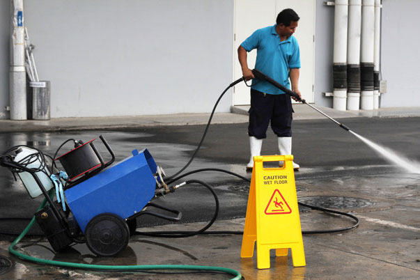 Công ty vệ sinh công nghiệp AHS 24H 5 Xịt nước rửa sân