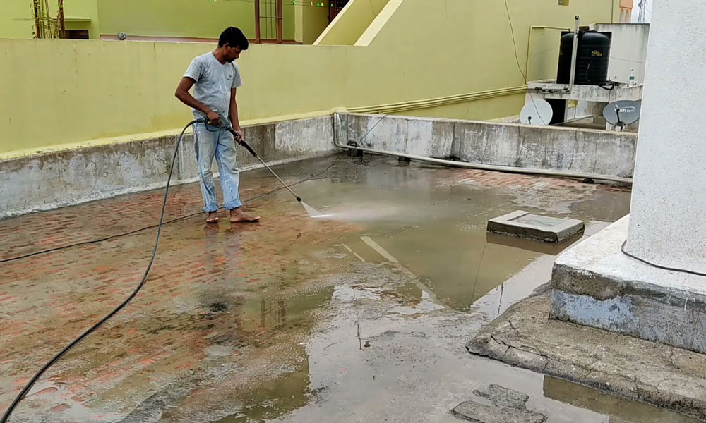 Vệ sinh công nghiệp tại Đắk Lắk 2 xịt nước rửa sân