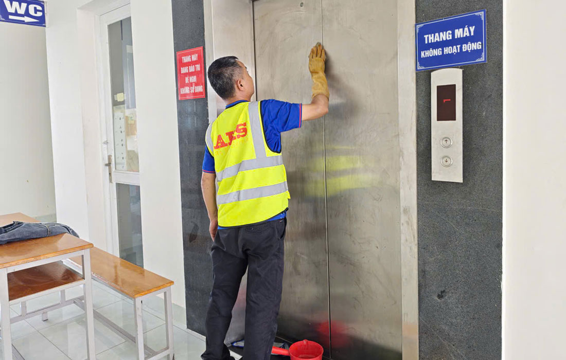 Tẩy vết ố cửa ngoài inox thang máy