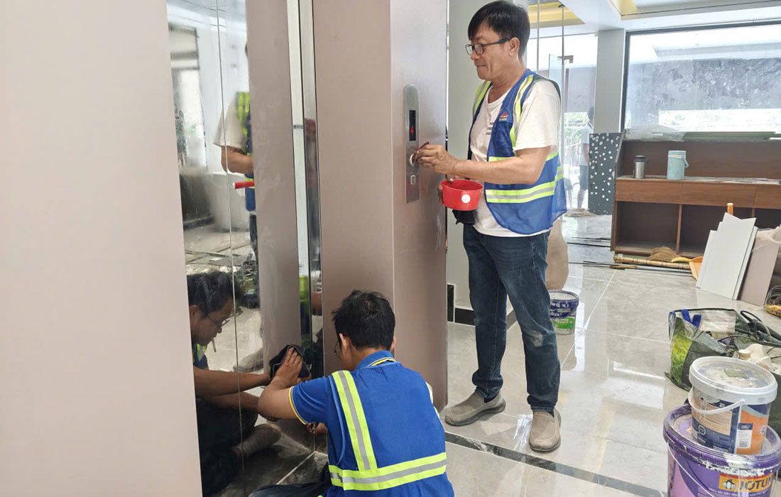 vệ sinh sạch sẽ toàn bộ bề mặt inox